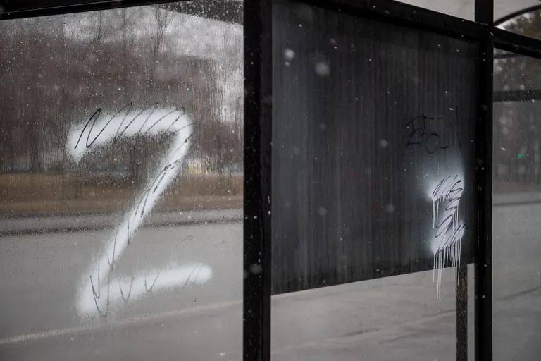 Символика российской агрессии в Украине на автобусной остановке в Ыйсмяэ, Таллинн, март 2022.