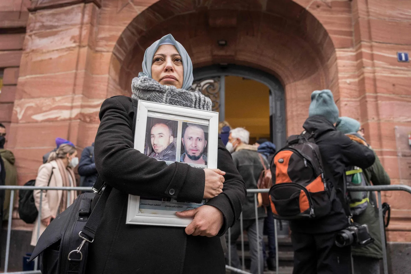 Süüria aktivist Yasmen Almashan hoiab Koblenzi kohtu ees otsust oodates käes pilti oma vendadest, kes surid Süüria režiimi ohvrina.