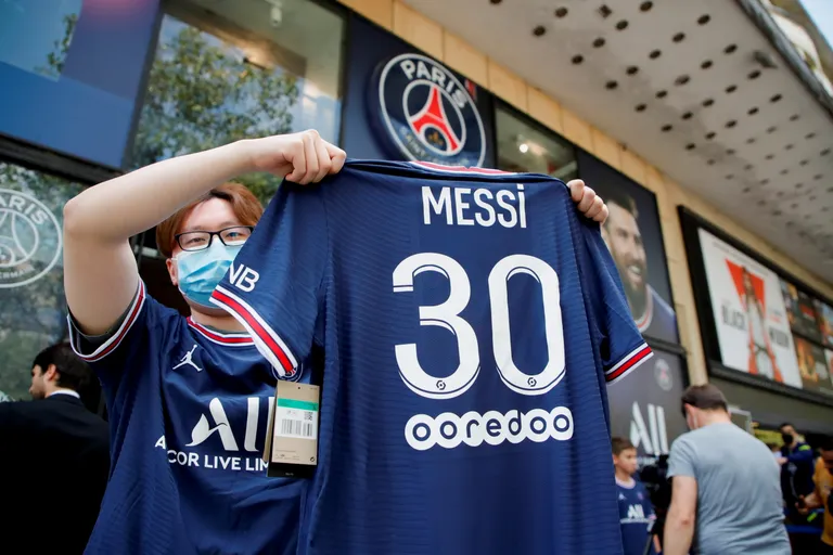 Fani Parīzē jau aktīvi iegādājas Lionela Mesi kreklus.