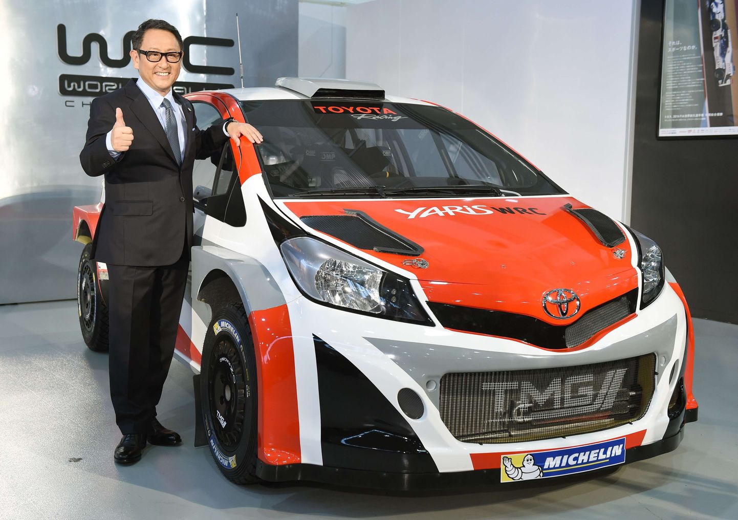 Toyota kontserni president Akio Toyoda poseerib uue Yarise WRC-autoga, mis hakkab 2017. aastal kihutama MM-sarjas.