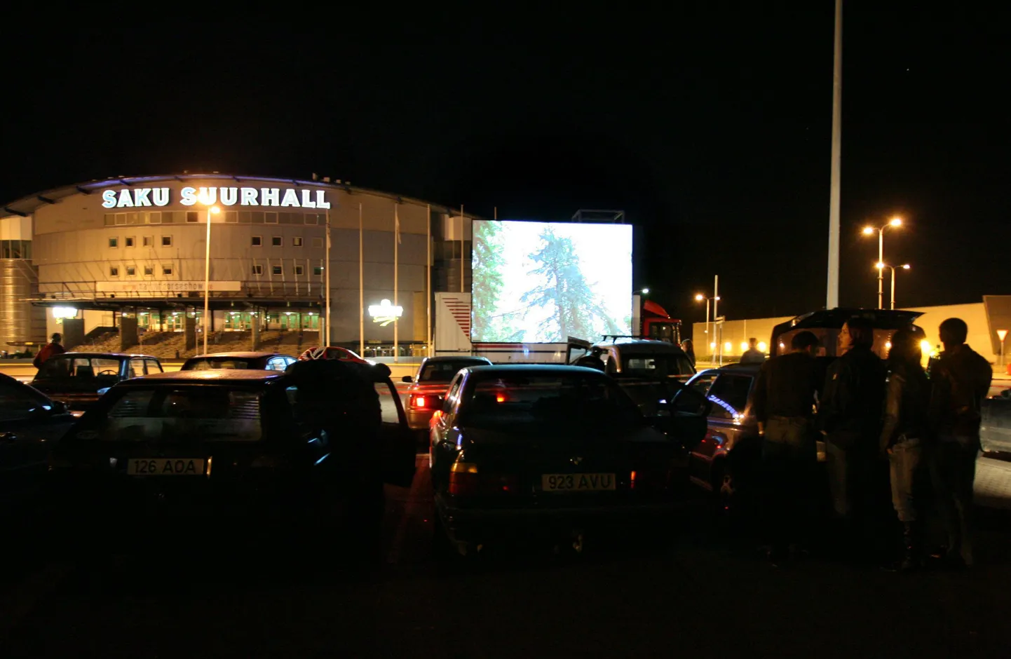 Pildil üks esimese Tallinna Noorteöö ettevõtmisetst, autokino Saku Suurhalli ees.