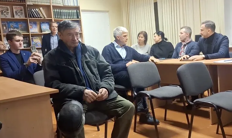 Atstādinātais mērs piedalās pilsētas administrācijas tikšanās reizē ar iedzīvotājiem 2024.gada rudenī. Filmē uzticamais pavadonis, partijas jaunatnes nodaļas vadītājs un tiktokeris Ruslans Satibaldijevs.