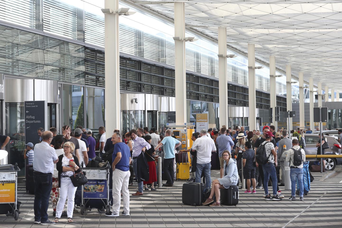 Drošības problēmu dēļ pasažieriem jāpamet Minhenes lidostas termināļi.