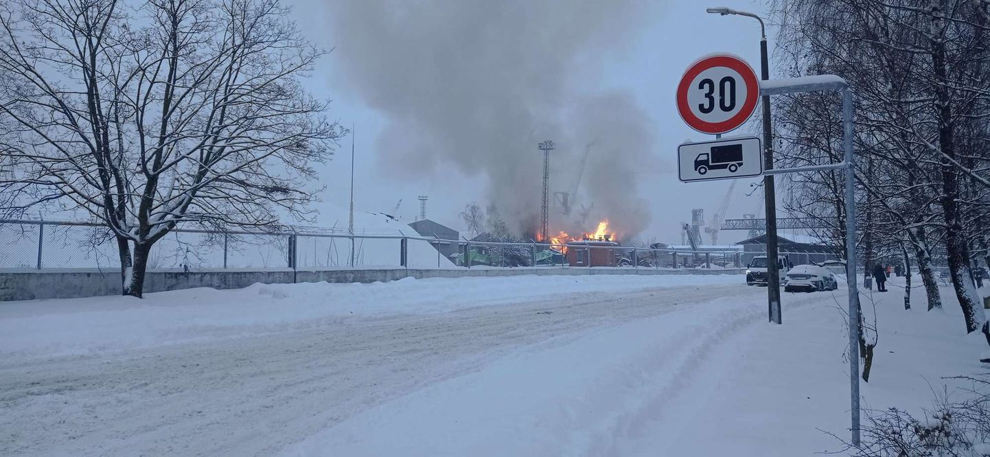 Noliktavā Rīgā izcēlies plašs ugunsgrēks, dzēšanas darbos iesaistīti 30 ugunsdzēsēji