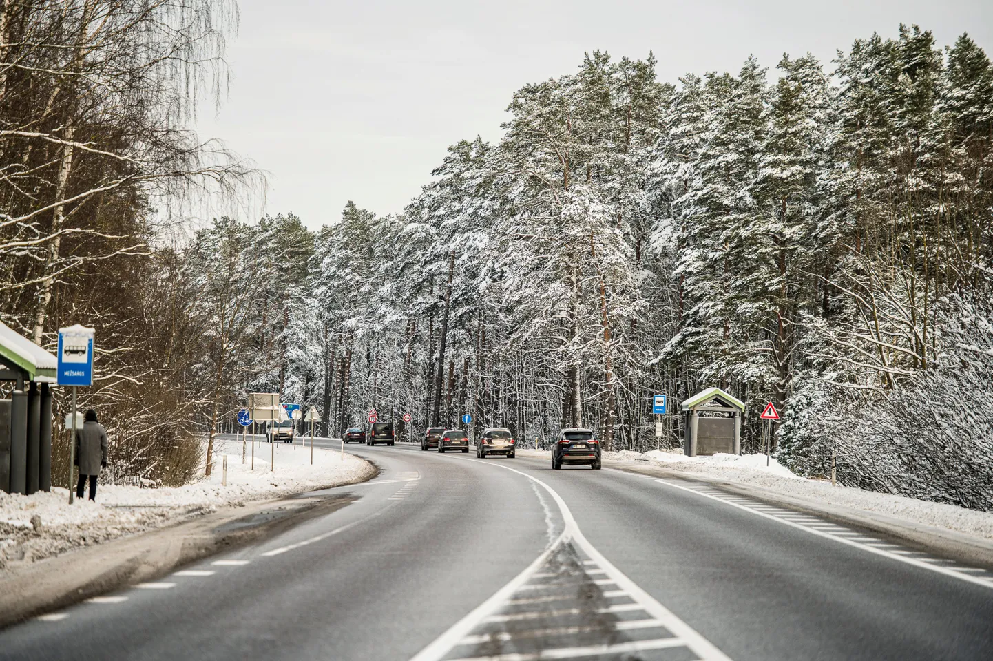 Sniega un apledojuma dēļ daudzviet Latvijā apgrūtināti braukšanas apstākļi