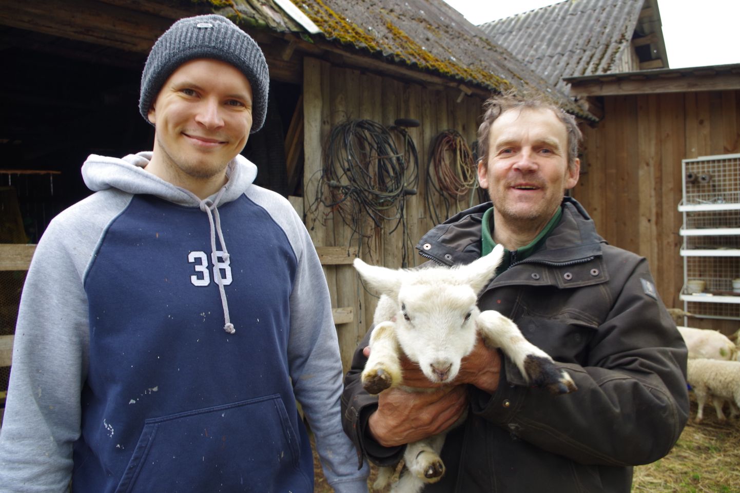 Värska Südamekodu juhataja Anti Haugas (vasakul) ja Saatse talumees Viktor Jänes plaanivad hooldekodu ümbruse korrashoidmisele lambad appi võtta.
