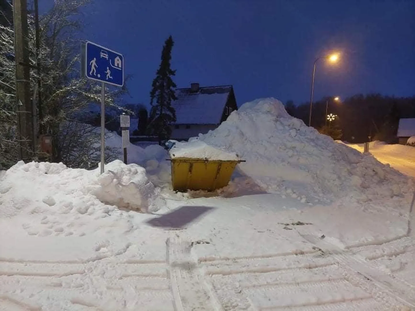 Tahmaküla uisuplatsi kõrval asuv konteiner, mida liiga kehva ligipääsu ja kaanelt lükkamata lume tõttu ei tühjendatud.