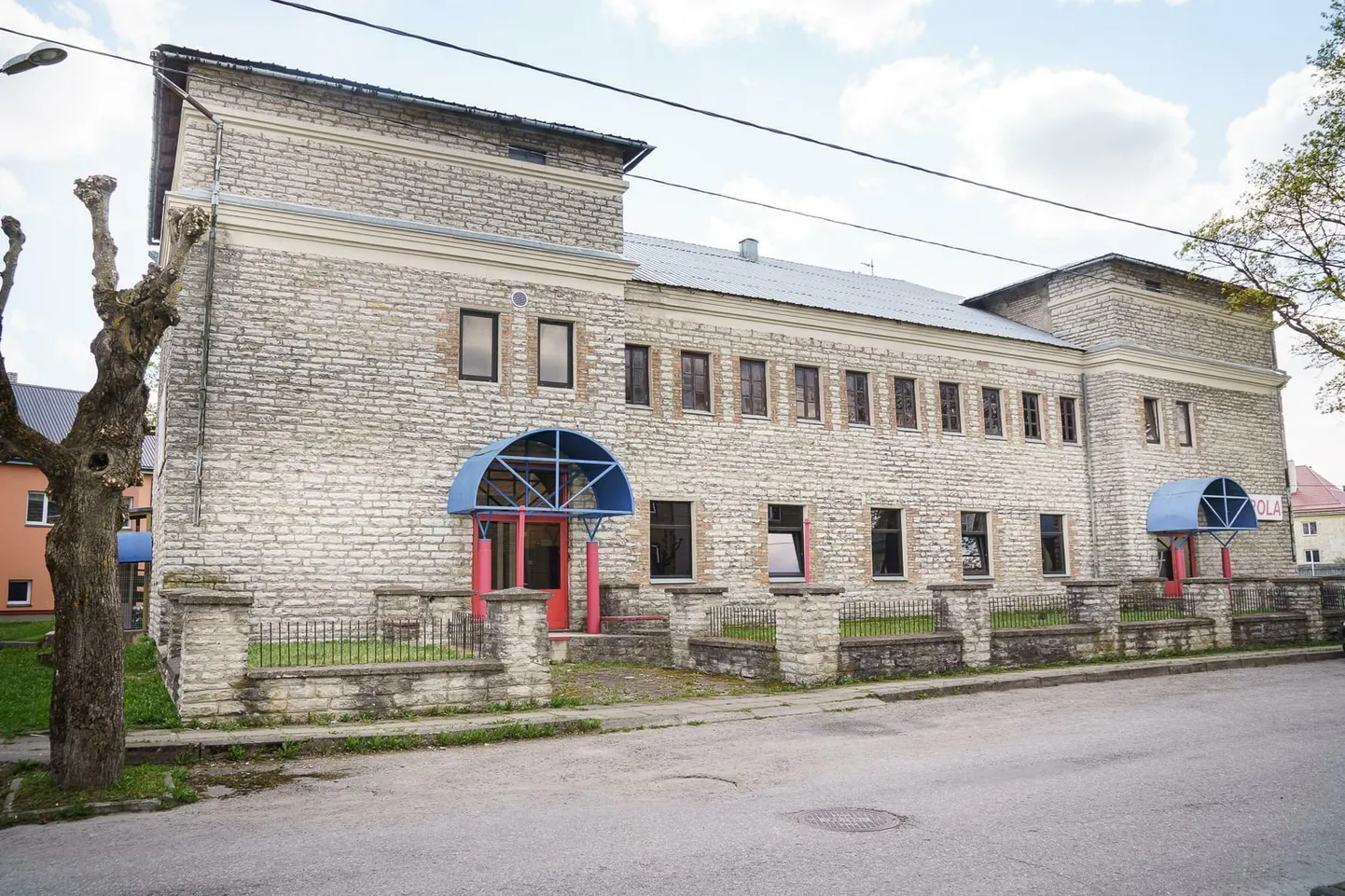 Võimsate kiviseintega hoone Rakveres Kuke tänav 3 ootab uut omanikku.