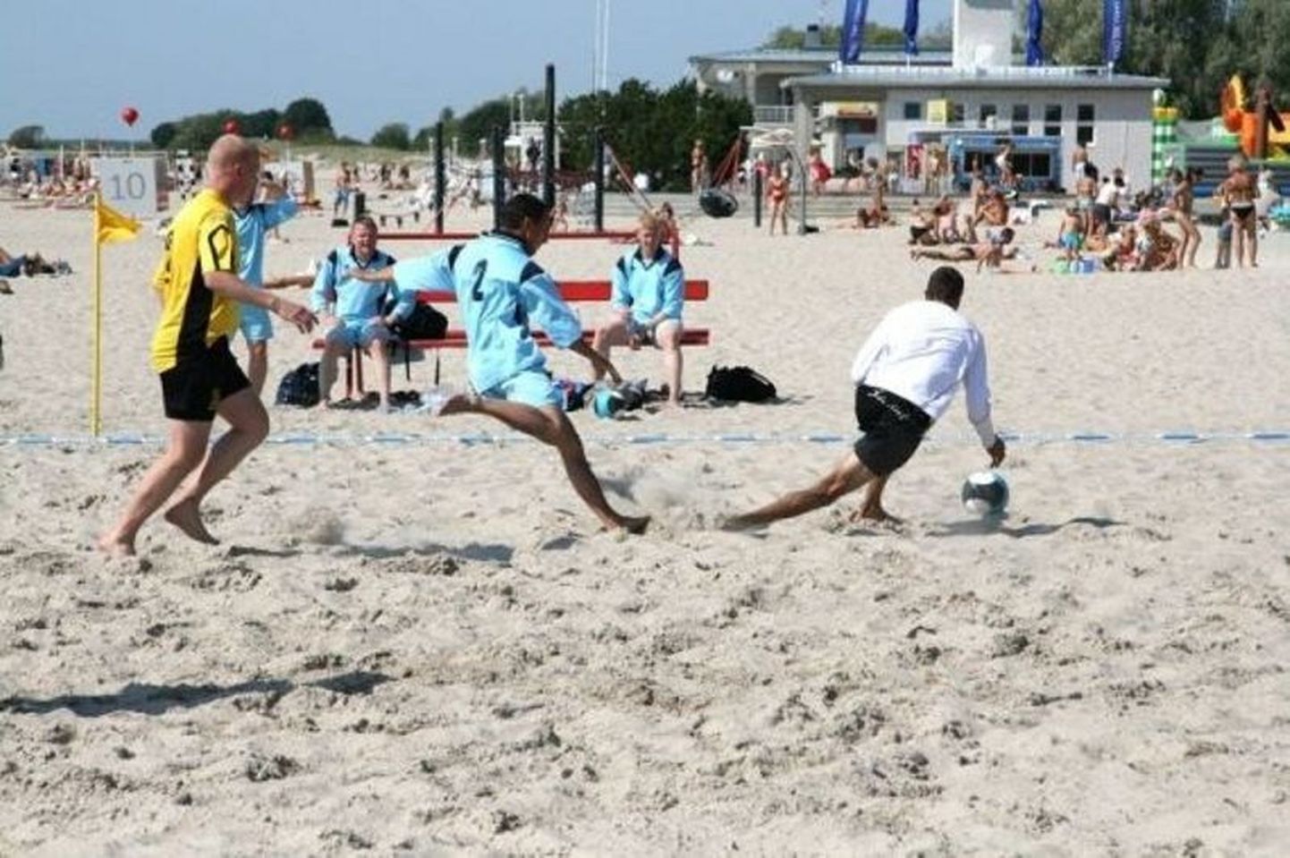Pärnu rannas võtsid rannajalgpallis mõõtu kolme riigi politseinikud.
