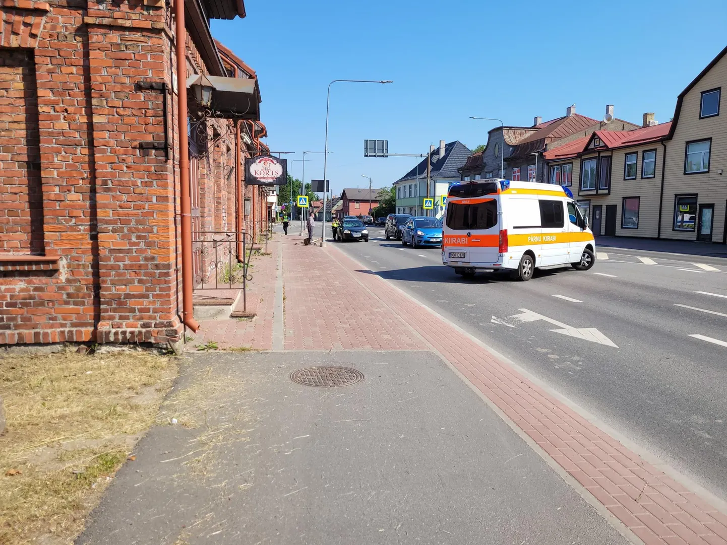 Tallinna maanteel sõitis auto otsa ülekäigurajal teed ületanud ratturile.