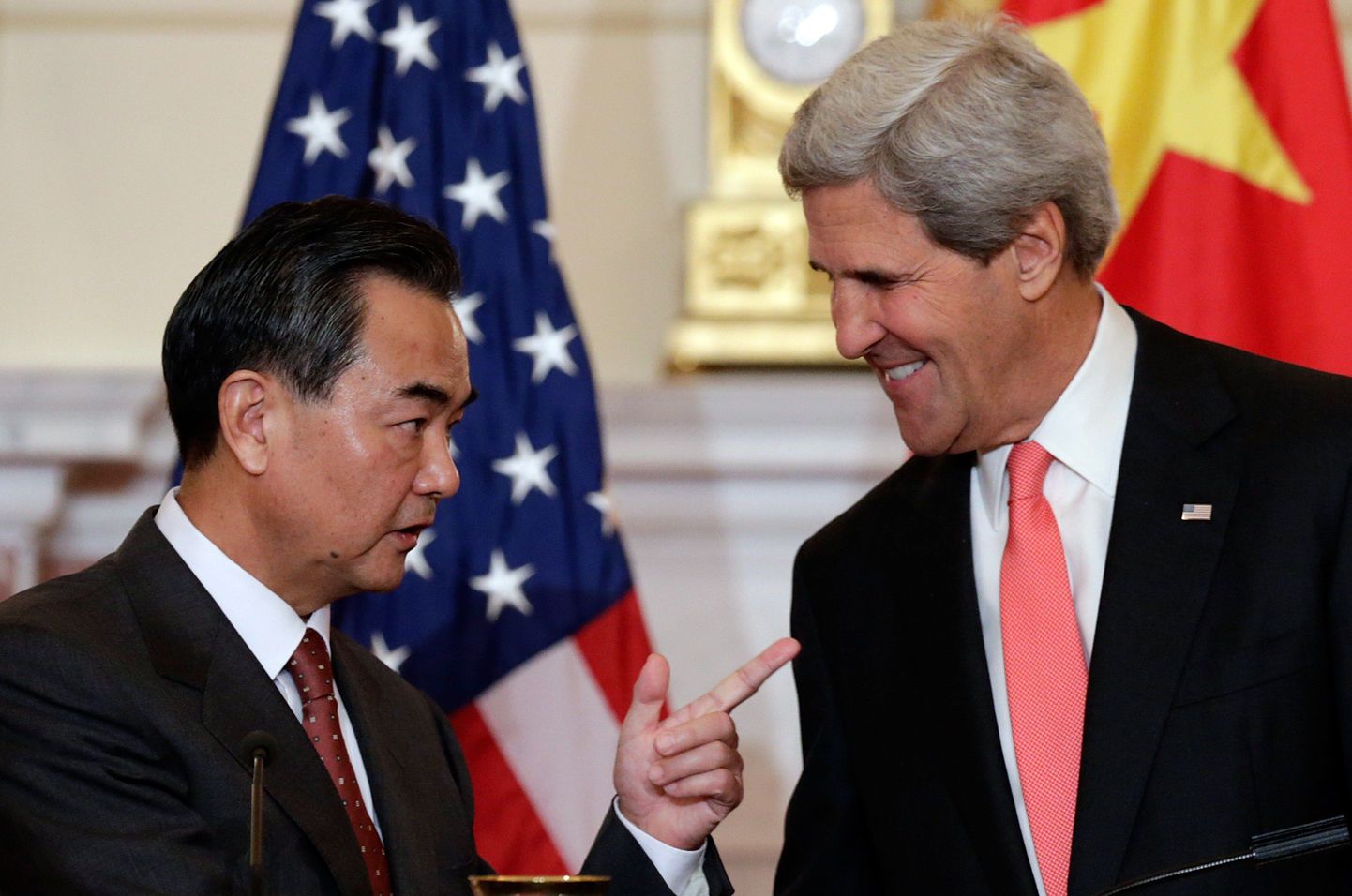 USA välisminister John Kerry oma Hiina kolleegi Wang Yiga.