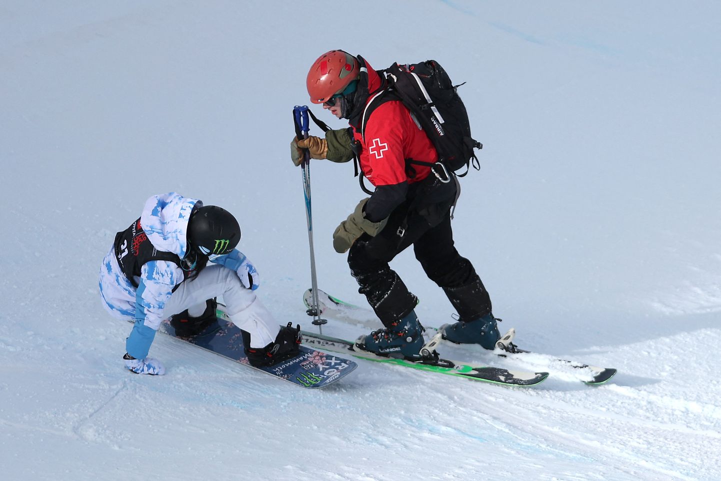 Медик поспешил на помощь упавшему сноубордисту. Иллюстративное фото.