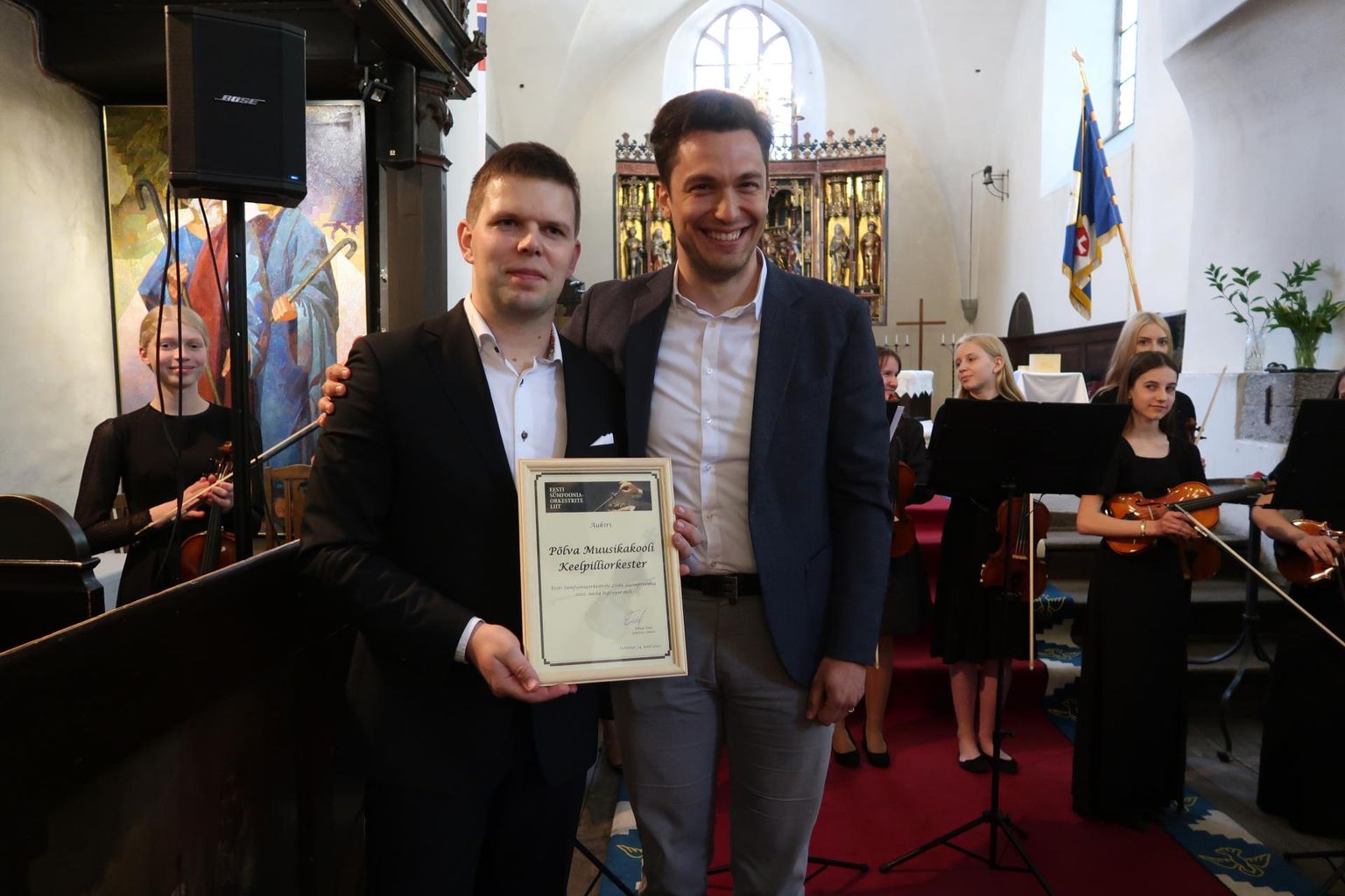 Orkestrijuht Riivo Jõgile (vasakul) andis tunnustuse üle Eesti Sümfooniaorkestrite Liidu juhatuse liige Edmar Tuul.