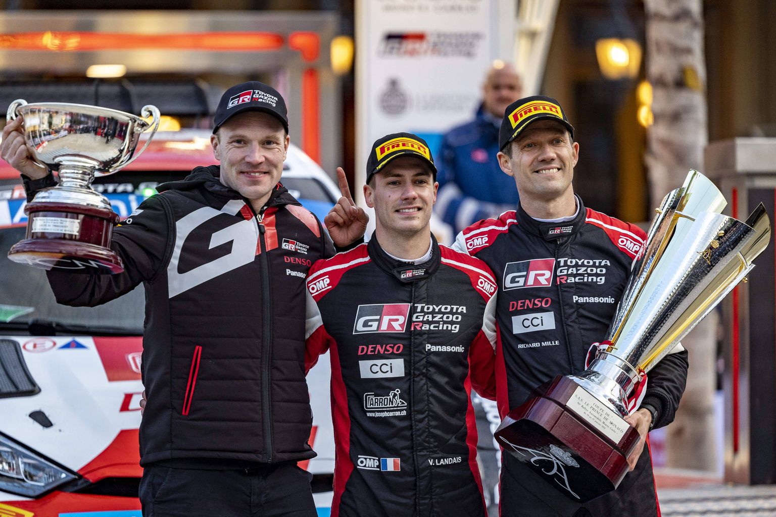 Jari-Matti Latvala (vasakul), Sebastien Ogier (paremal) ja kaardilugeja Vincent Landais nende vahel.