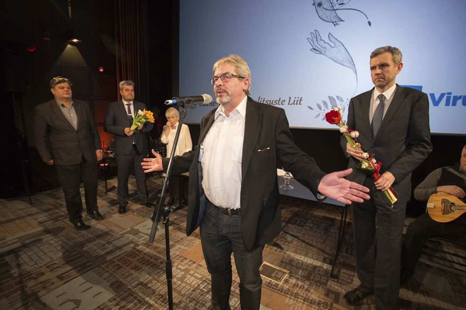 Rahva tunnustuse pälvinud Rakvere teatrikino arhitektuurilise lahenduse tegi Raul Vaiksoo. Paremal teatrijuht Velvo Väli.