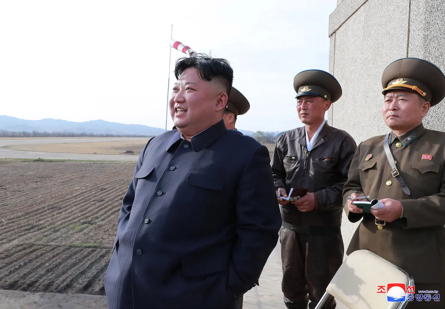 Kim Jong-un jälgimas relvakatsetust.