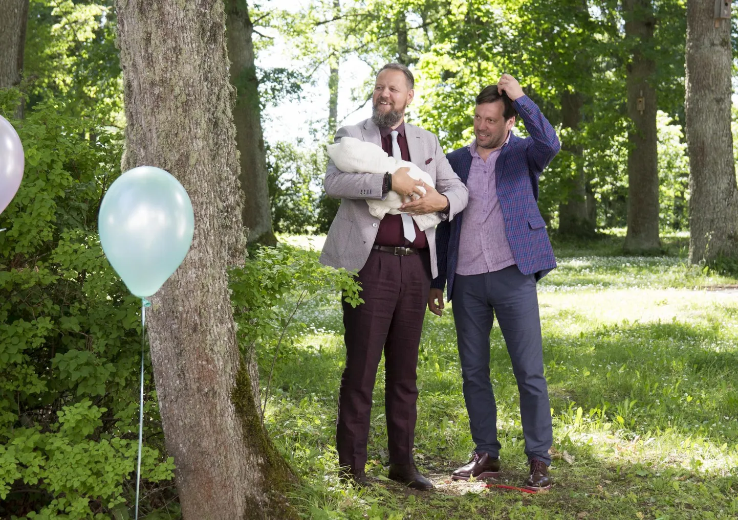 Ristiisad Henry Kõrvits alias Genka (Toomas) ja Mait Malmsten (Mart) filmis «Klassikokkutulek 3: Ristiisad» ristimisel vahetusse läinud beebiga.