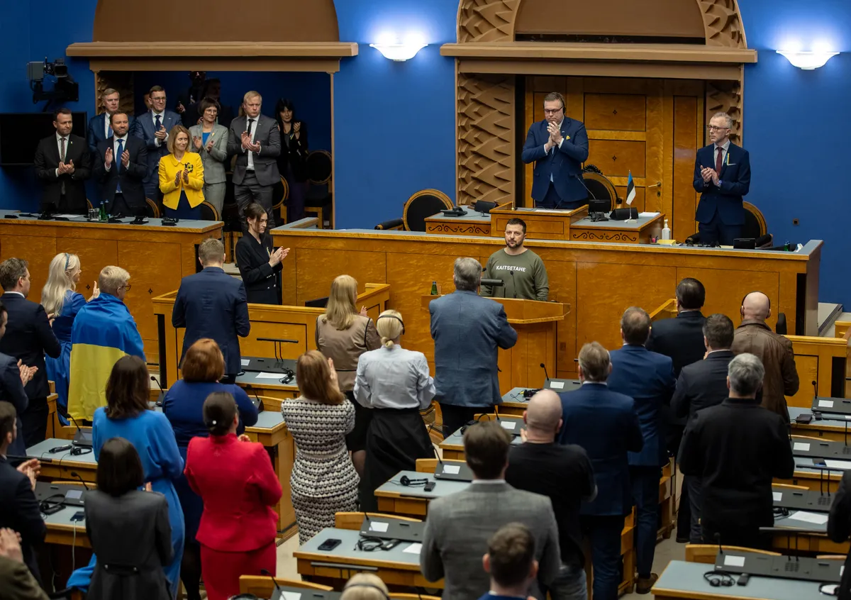 Kaja Kallaselt kingituseks saadud pusaga president Volodõmõr Zelenskõi kõnepulti saabumist tervitati riigikogus püsti seistes aplausiga.