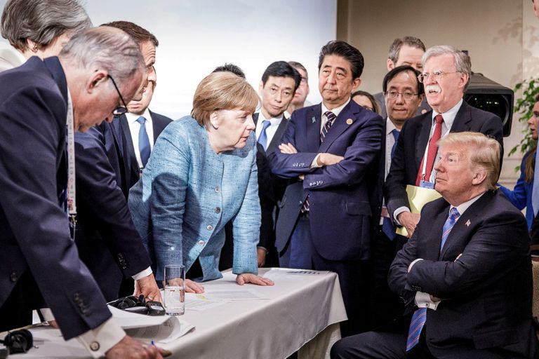 Kõnekas foto G7 kohtumiselt: kõik osalejad on Trumpi suhtes võtnud nõudliku poosi.