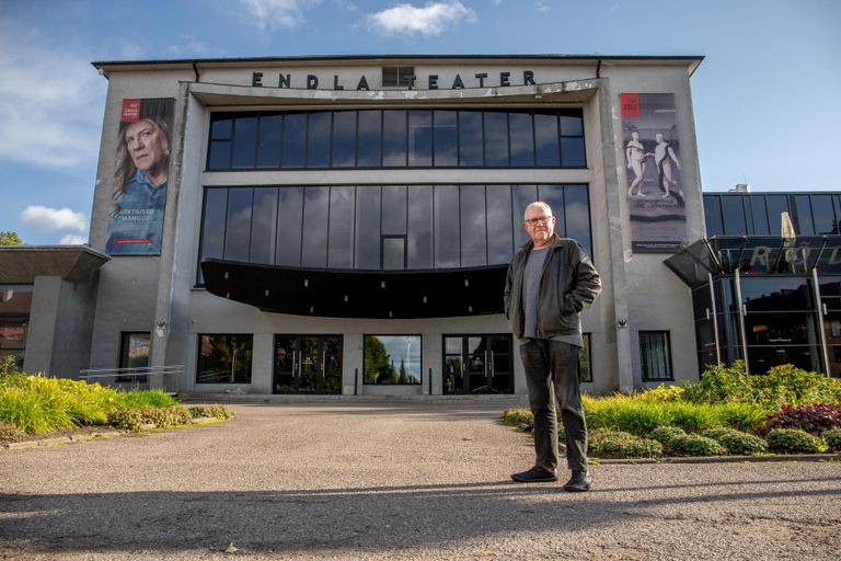 Professionaalsesse teatriellu sisenemisel on Endlal Andrus Vaariku jaoks tohutu roll, sest Ingo Normet tegi Tallinna riikliku konservatooriumi lavakunstikateedri 10. lennuga just siin nende legendaarse diplomilavastuse: Jevgeni Švartsi “Draakoni”.