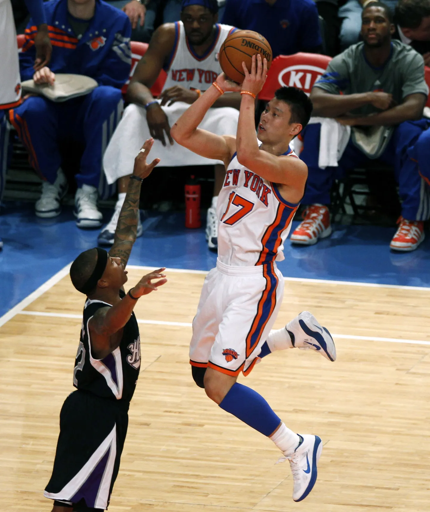 Jeremy Lin (paremal).