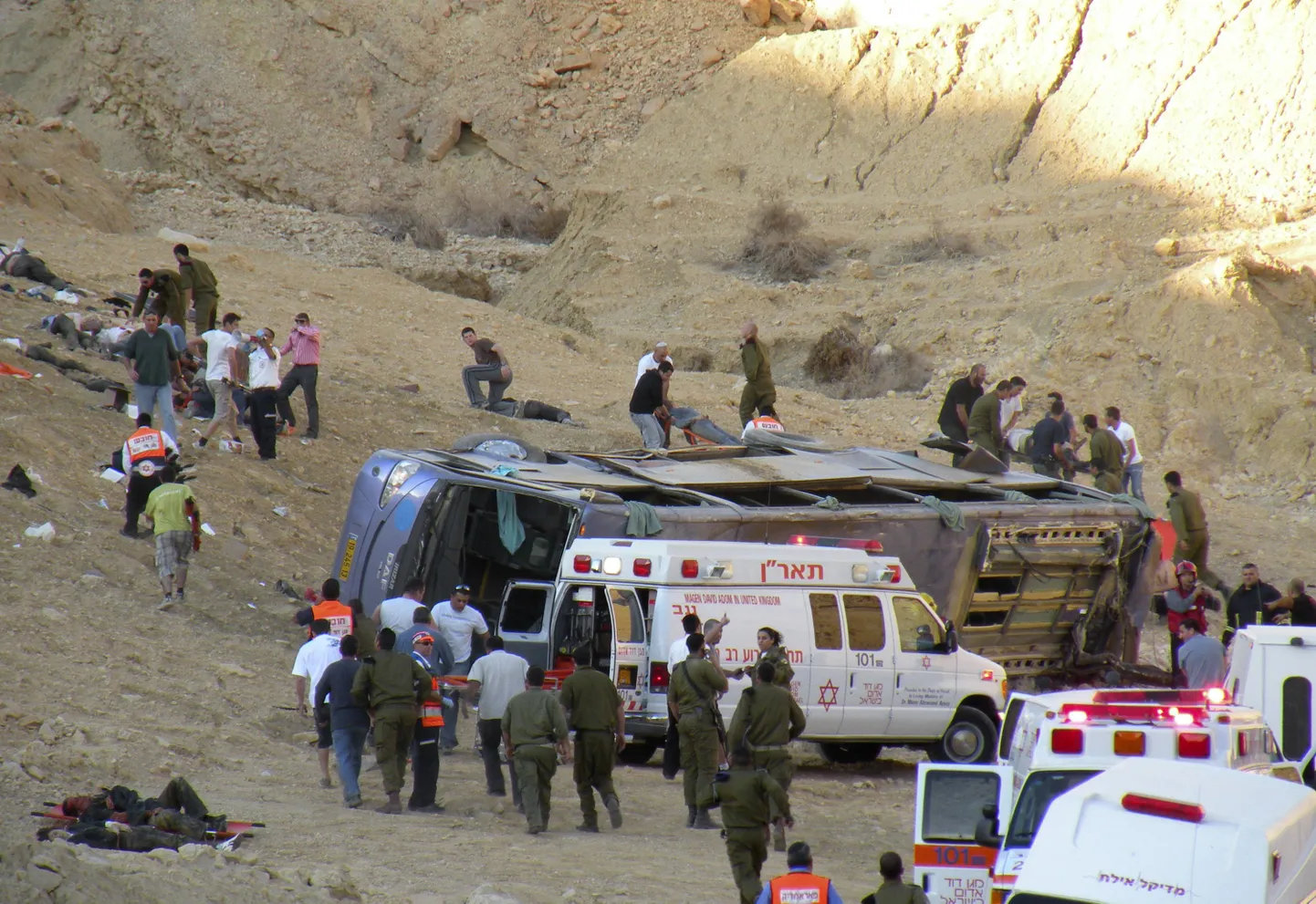 Iisraeli päästeteenistuse töötajad bussi juures, millega kukkusid Negevi kõrbes järsakust alla vene turistid.