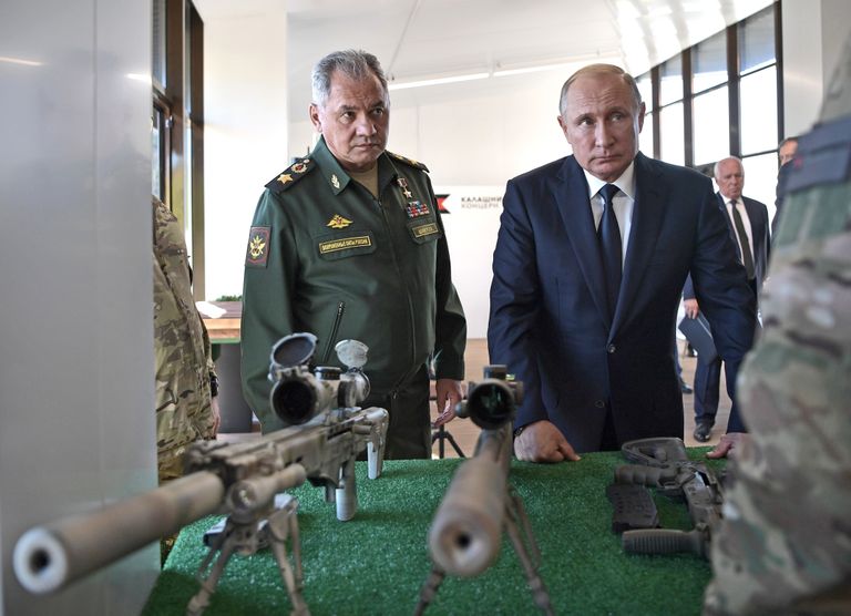 Шойгу и Путин знакомятся с тем, что убивает издалека. На заднем плане глава «Ростеха» Чемезов. Москва 2018 год.