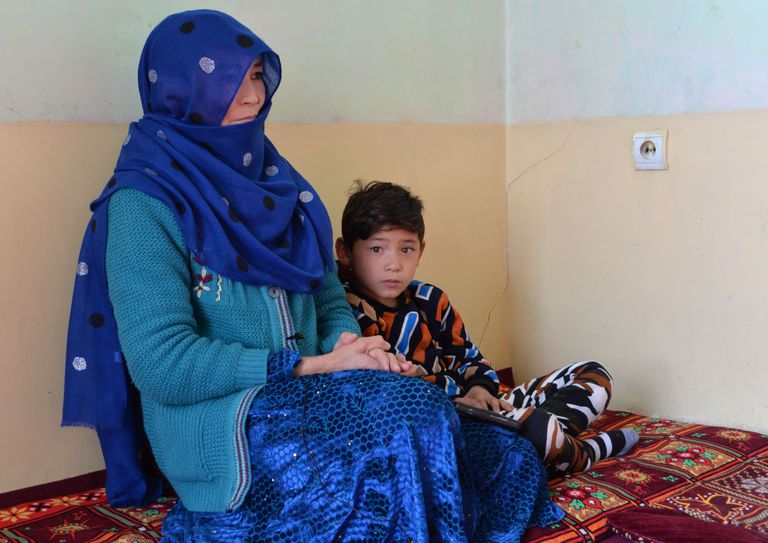 Murtaza Ahmadi ja ta ema Shafiqa Ahmadi nende Kabuli kodus