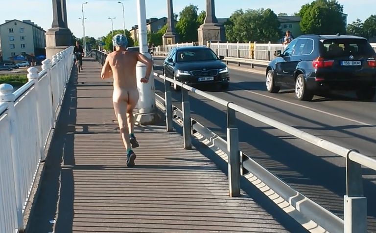 Pärnu Kesklinna sillal jooksis ringi endalt kõik riided seljast heitnud noormees.