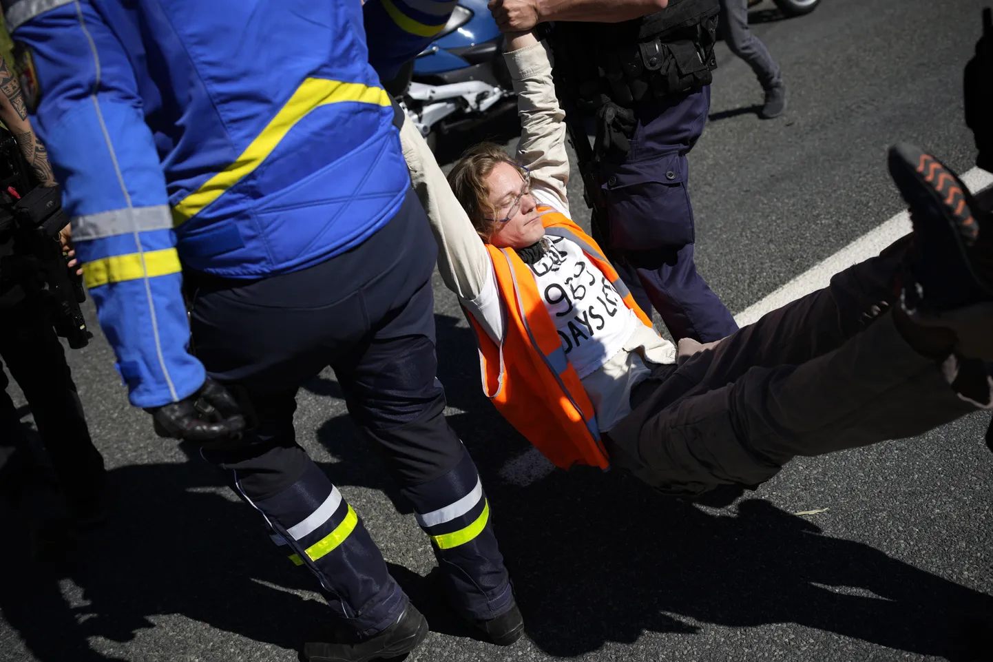 Politseil läks aega, et protestijad maanteelt ära viia.