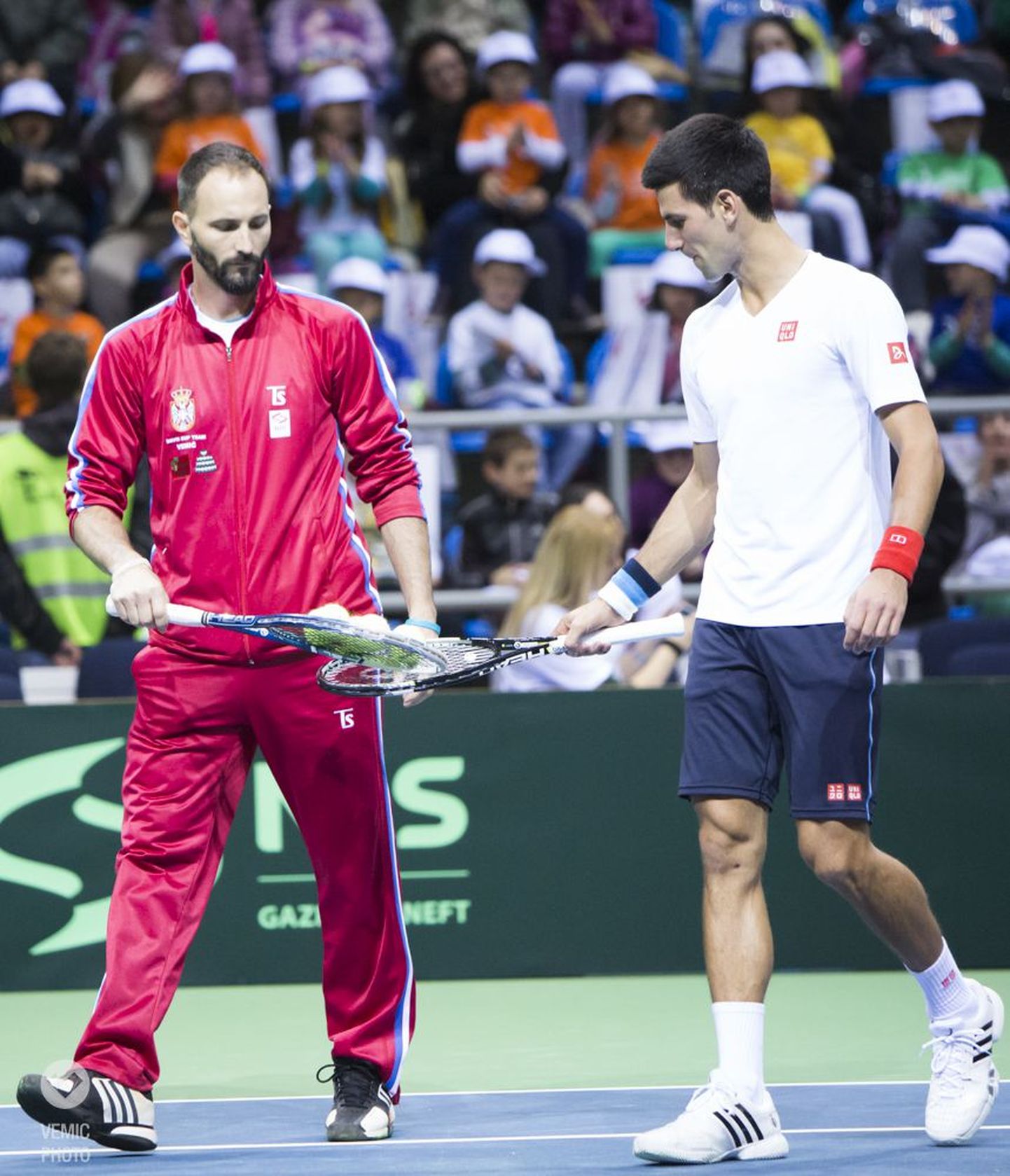 Dušan Vemic (vasakul) nelja aasta taguses Davis Cupi finaalis abistamas Novak Djokovici.
