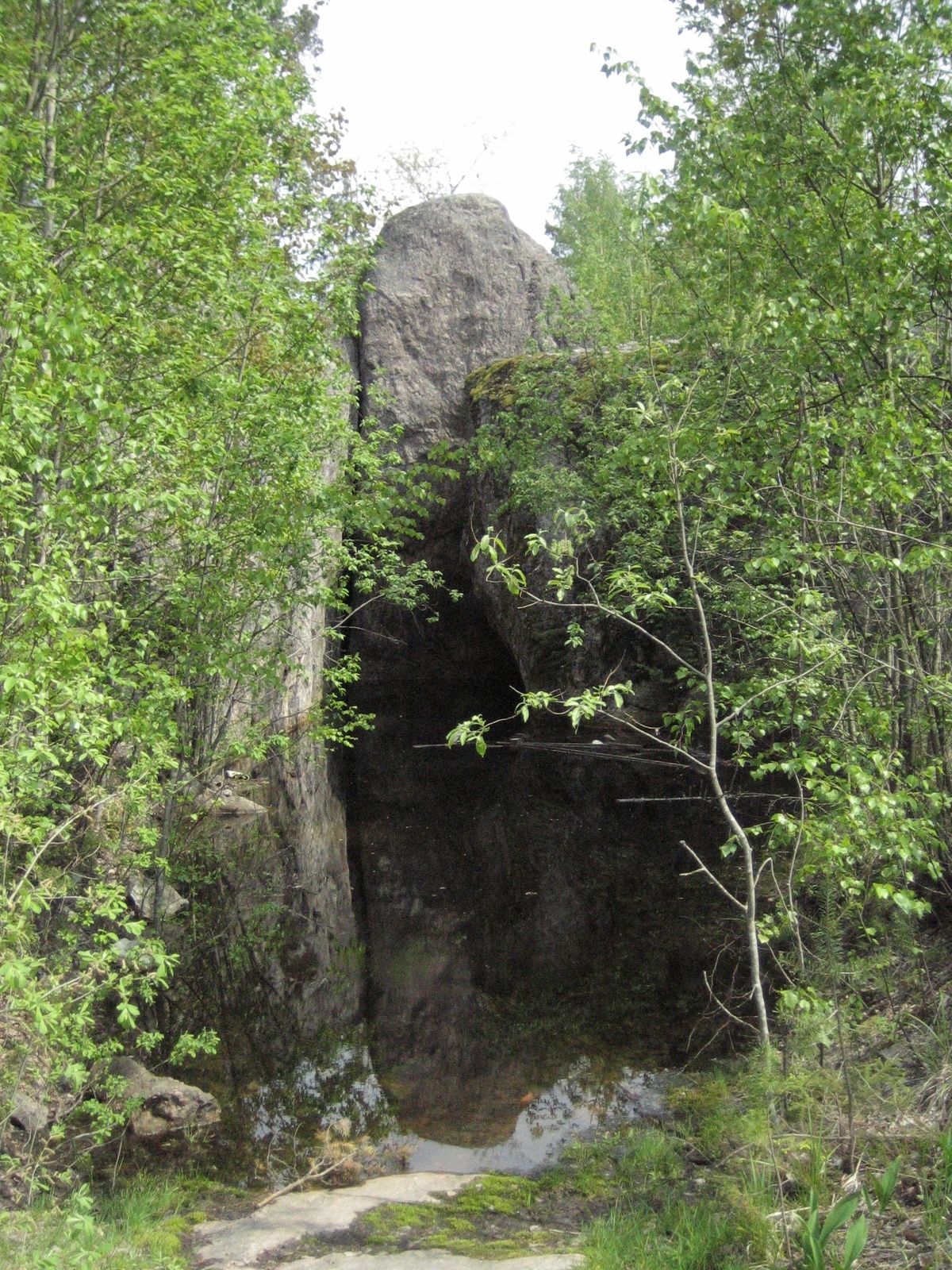 Sissepääs Lemminkäise koopasse. Pildistatud 2007. aastal.