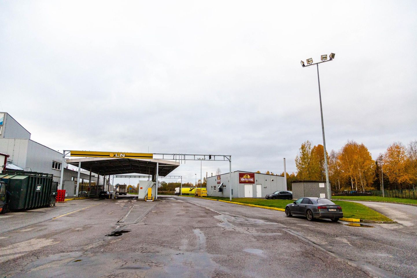 Eesti-Läti piirirajatised Valga ja Valka piiril. Endise piiripunkti ühes hoones on käivitunud Võru Õlletehas.