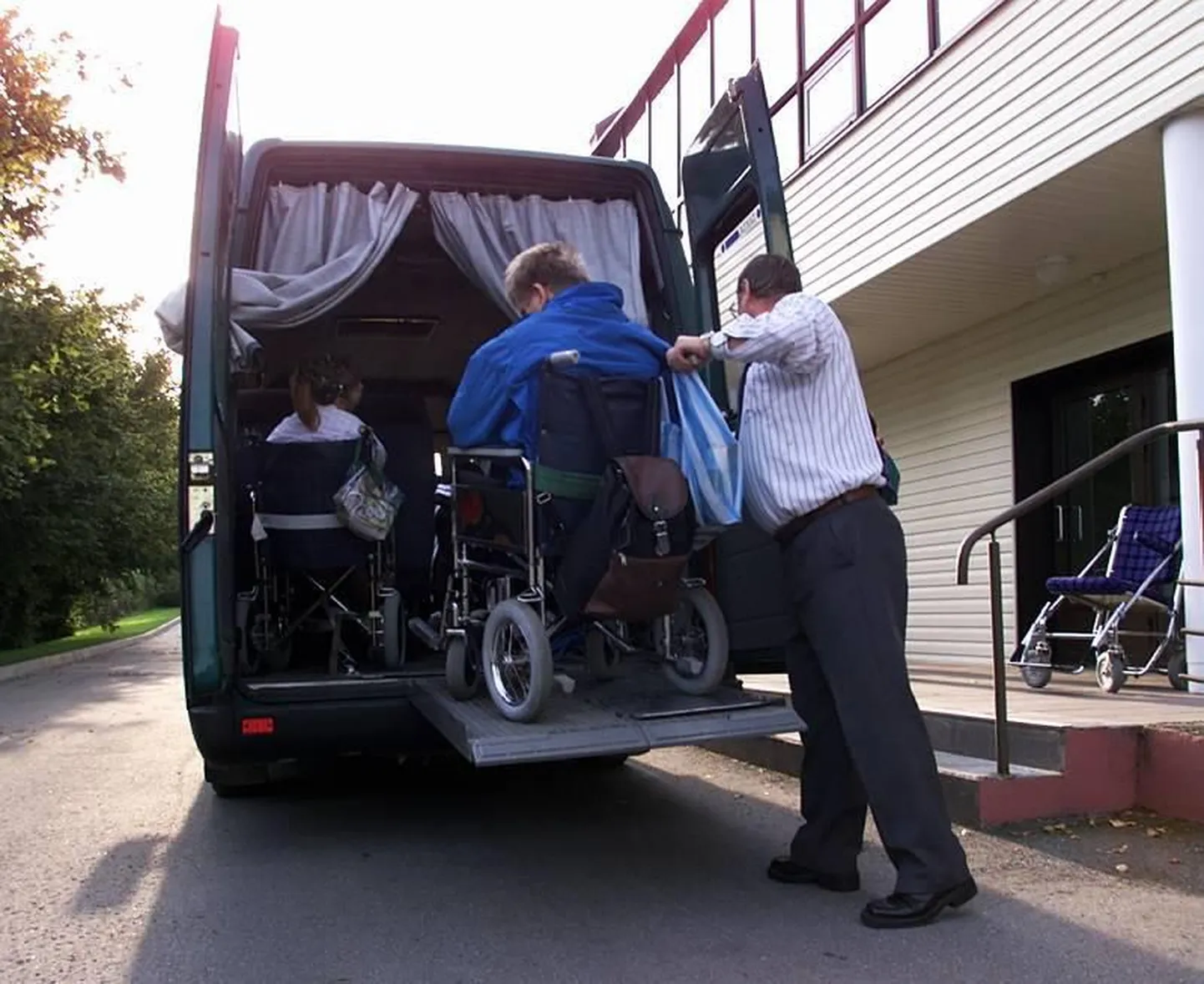 Peale ravimite vajavad puudega inimesed ka transporti.