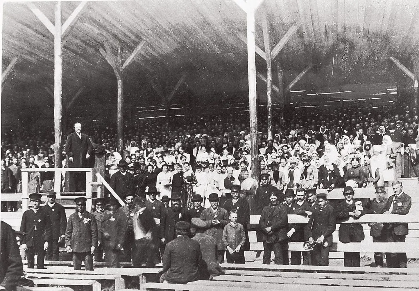 IV laulupidu 1891. aastal, sügaval venestamise ajal, nõudis taas võimude vahel laveerimist. See oli samas esimene laulupidu, kus said 
osaleda segakoorid. Pildil seisab puldis Karl August Hermann.