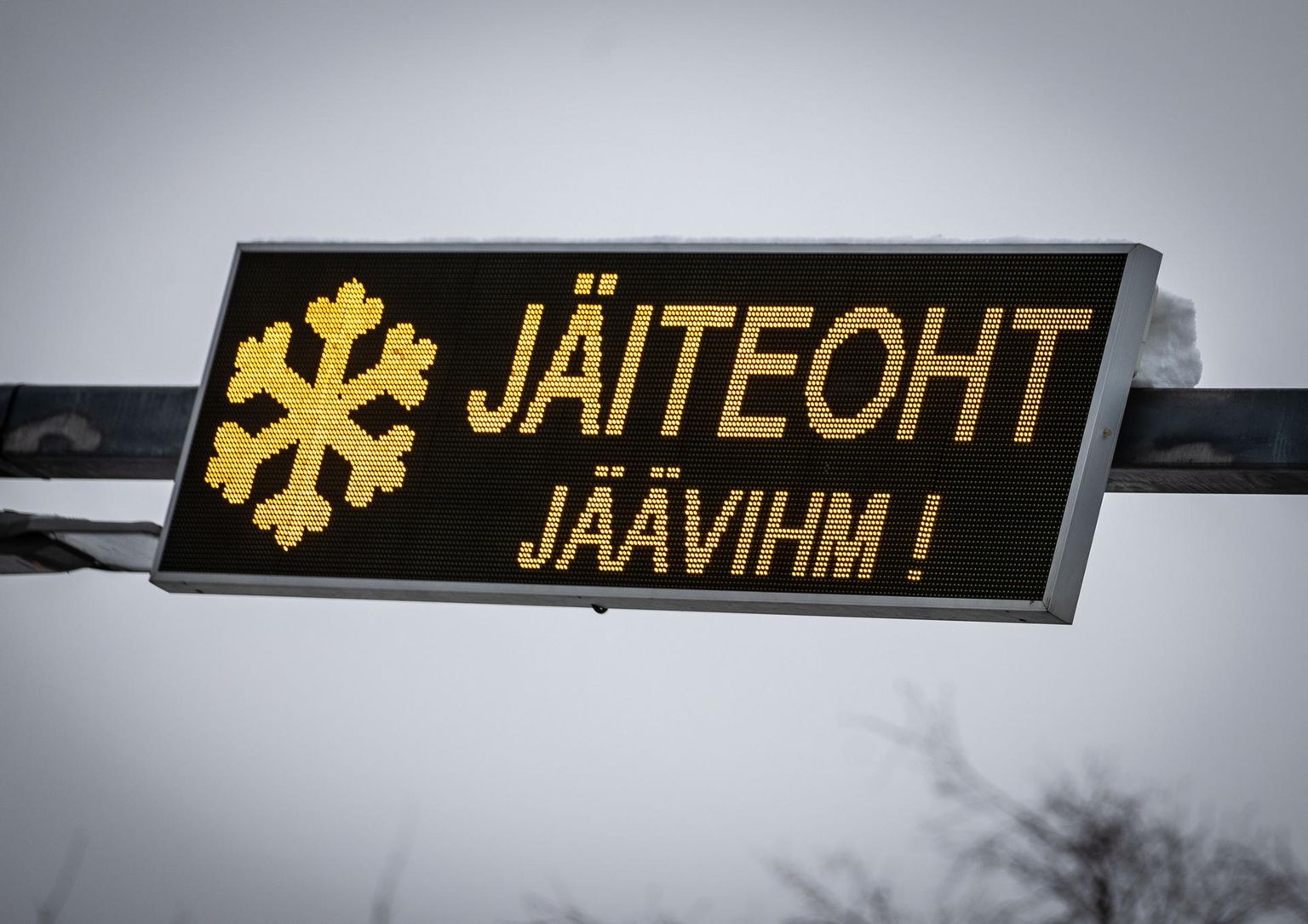 Ööl vastu teisipäeva muutuvad ilmaolud üle Eesti kehvaks ning ka Viljandimaad hakkavad kimbutama jäävihma- ja lörtsisajud.
