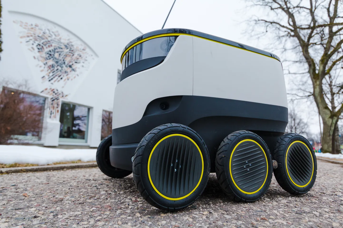 Eesti idufirma Starship Technologies loodud pakiveorobot.