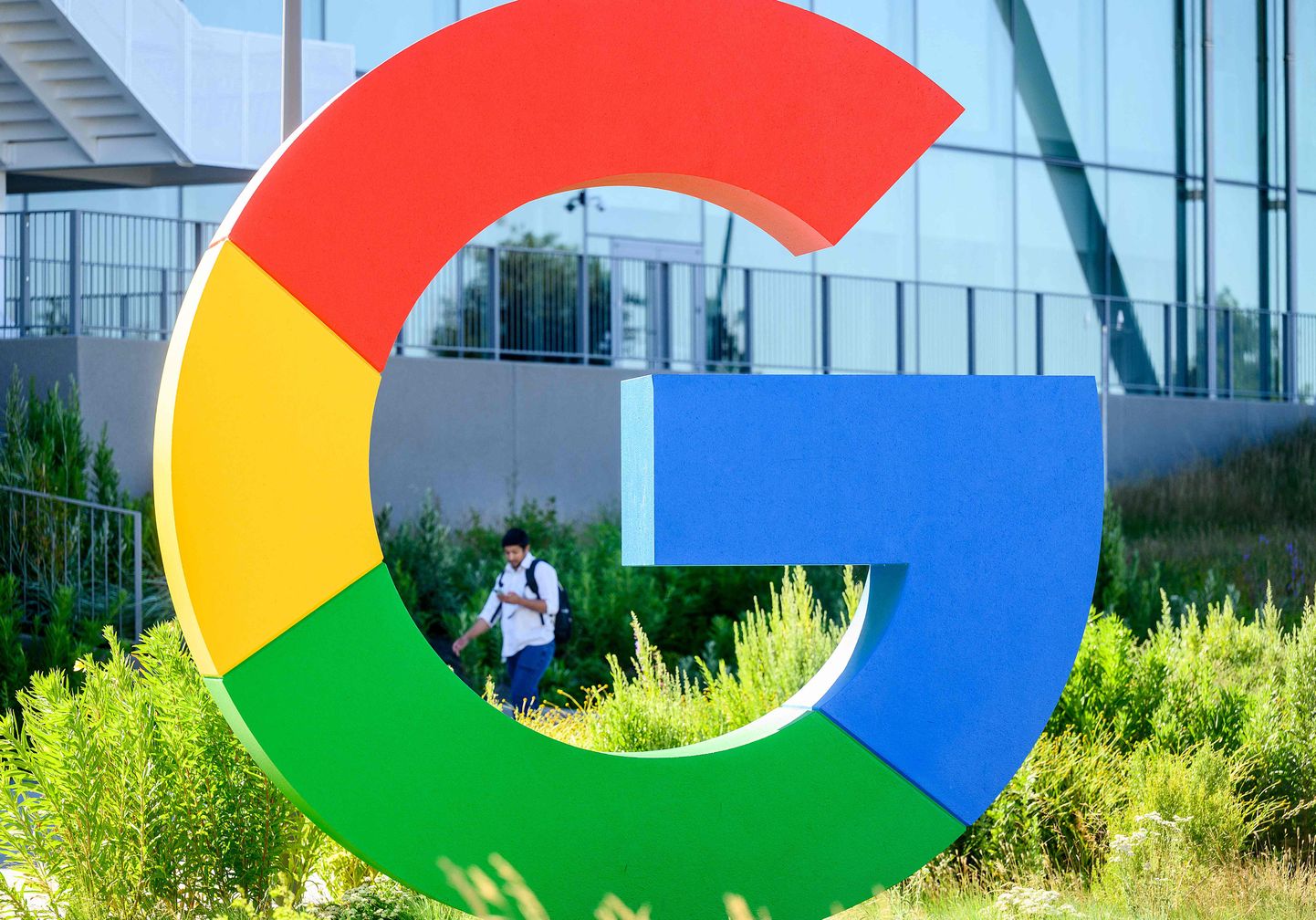 Google on üks viimastest USA tehnoloogiafirmadest, kes pole veel Venemaa turult lahkunud ja saab sealsetelt ametivõimudelt korduvalt trahve karmide tsensuurireeglite rikkumise eest.