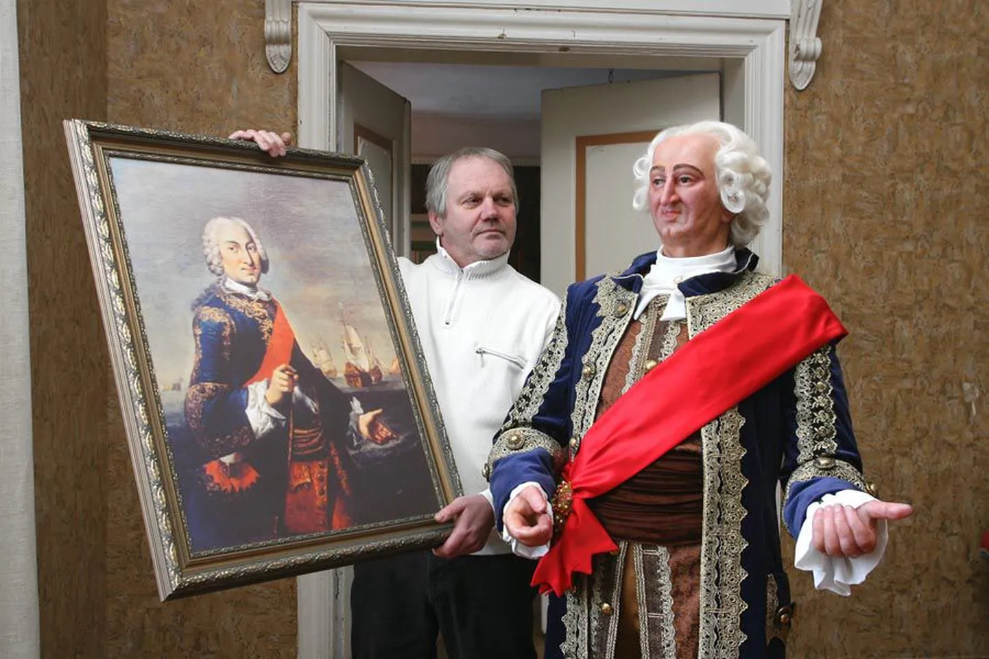 Aastatel 1674–1740 elanud Peter von Siversist on säilinud ainult üks maal ning sellest tehtud fotot Urmas Tuuleveski ka vahakujuga võrdlemiseks demonstreerib.