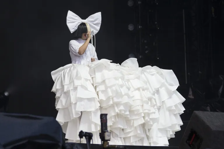 Lauljatar Sia esinemas V Festivalil 2016. aastal.