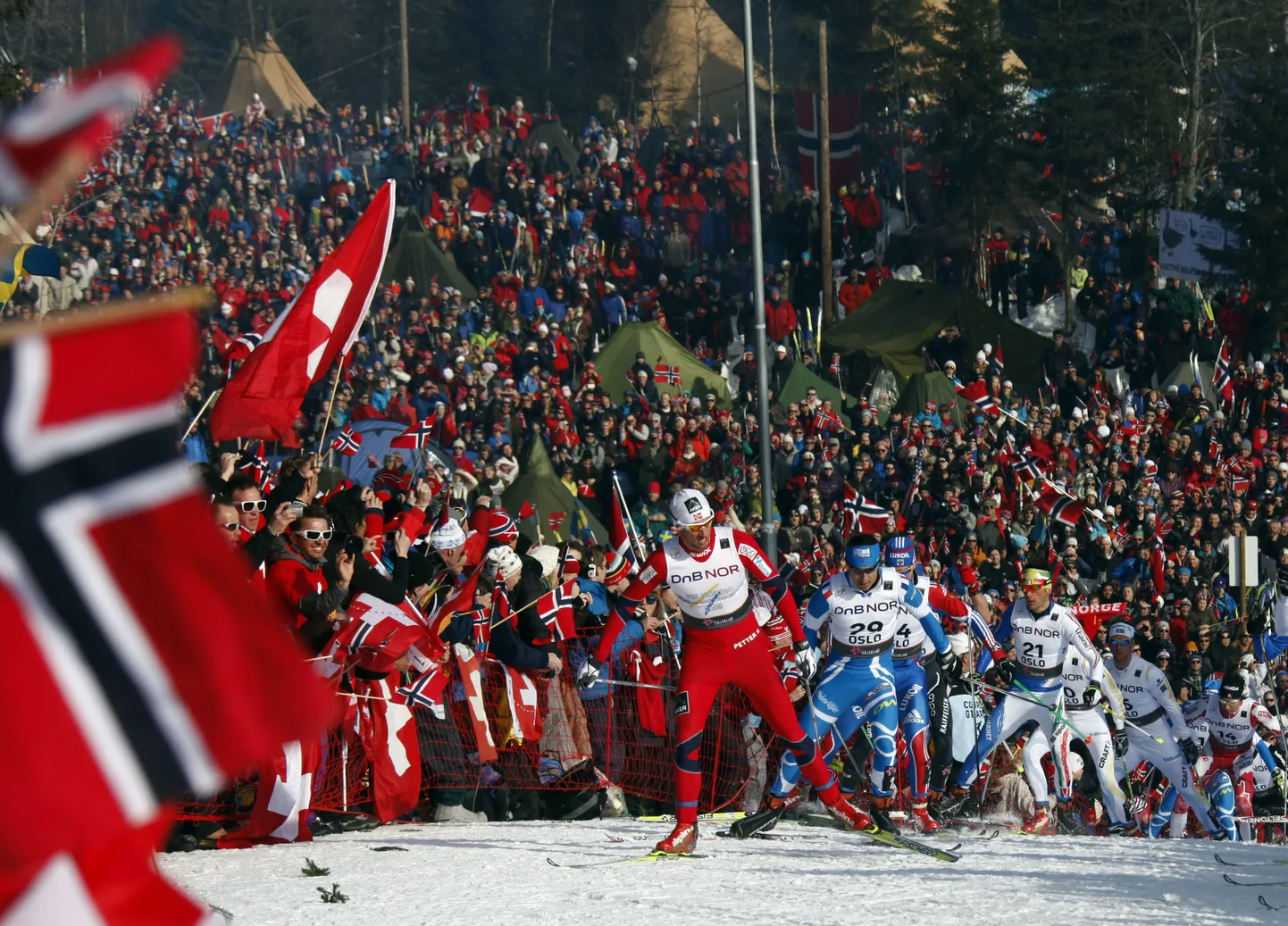 Petter Northug võistlejaterivi vedamas.
