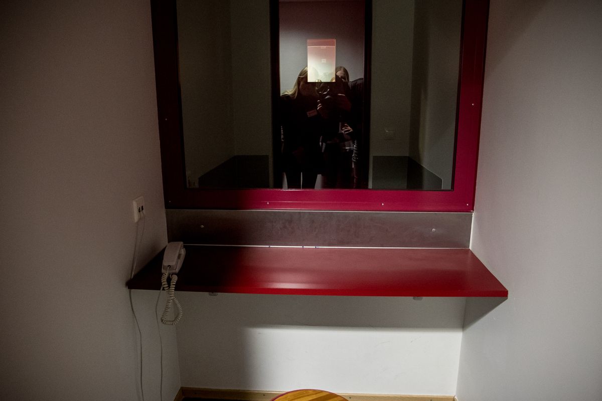 Lühiajalise kohtumise ruum. Räägitakse klaasi taga telefoni teel kuni kolm tundi. Foto: Sander Ilvest/Postimees