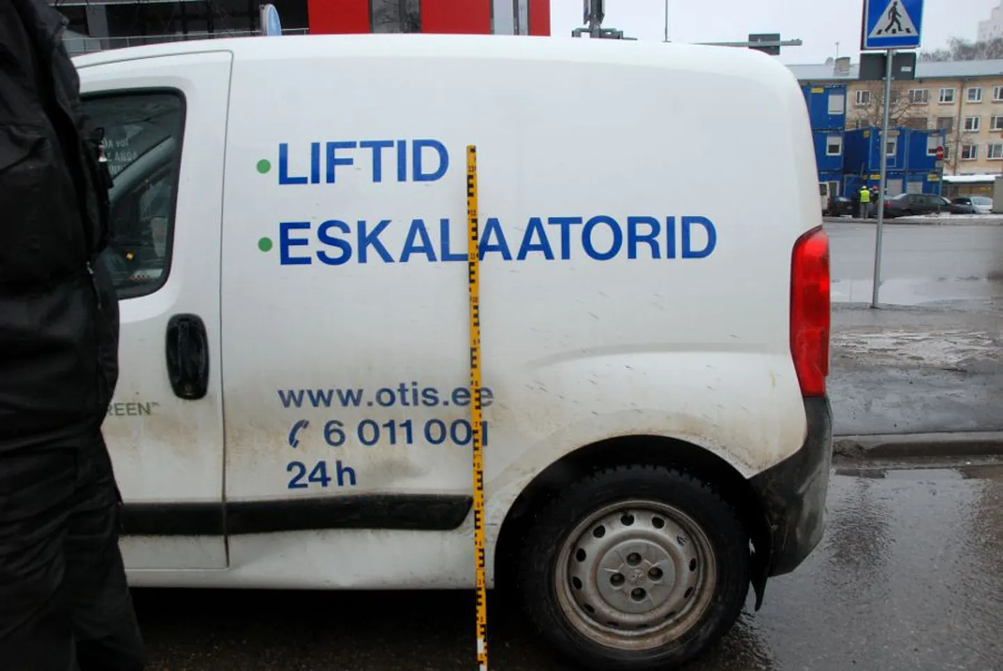 Seni kindlaks tegemata sõiduk riivas 14. märtsil Tartus Kalevi ja Soola ristmikul valget kaubikut.