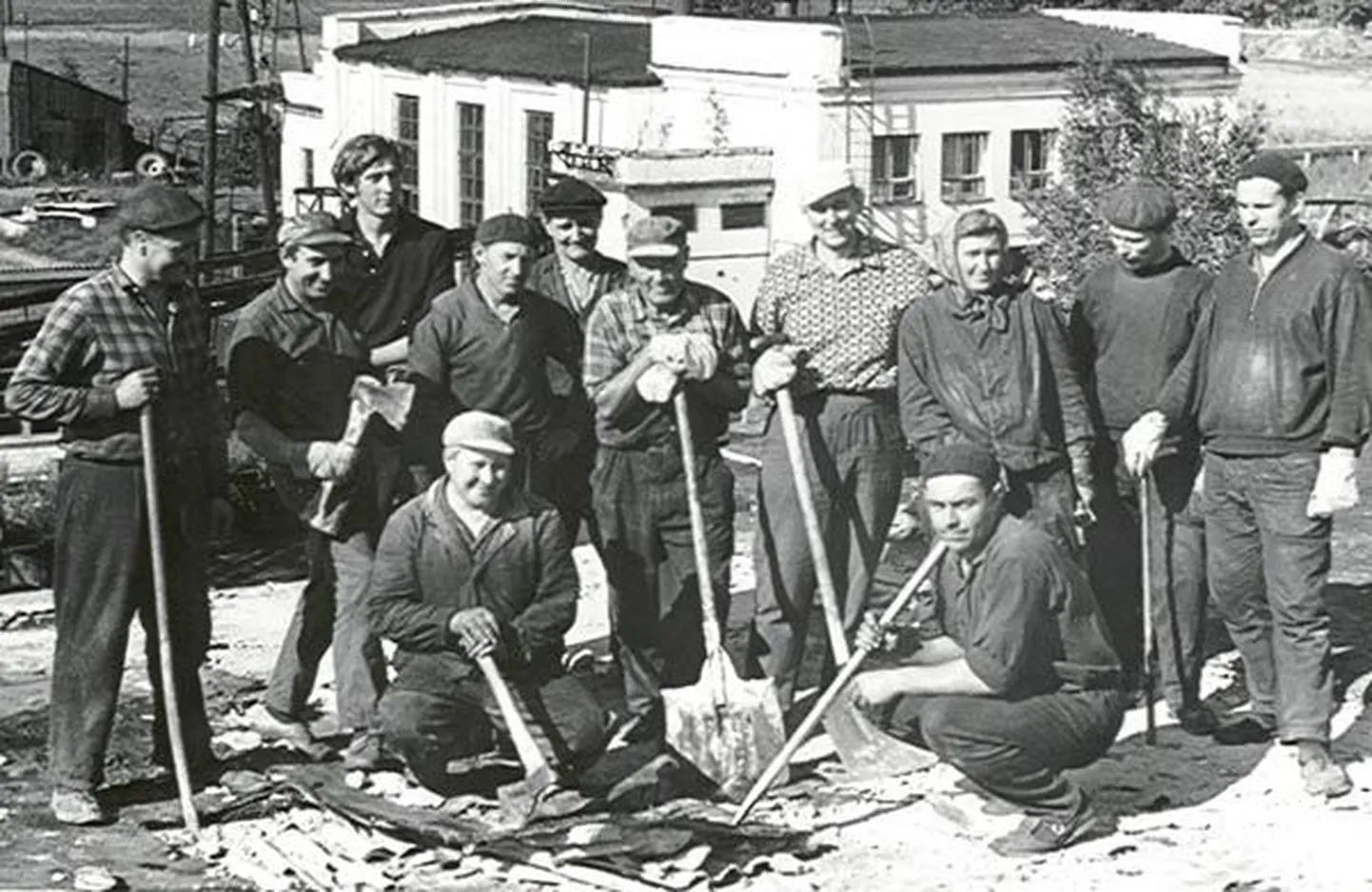 Pildil on üks 1970. aasta juulikuu palav päev, mil pärast tehase tööpäeva lõppu kogunesid inimesed montaažitsehhi katusele, et see puhastada ja katta. Talguliste töörõõm peatselt valmiva muuseumi heaks oma tööpanuse andmisest on ilmne.