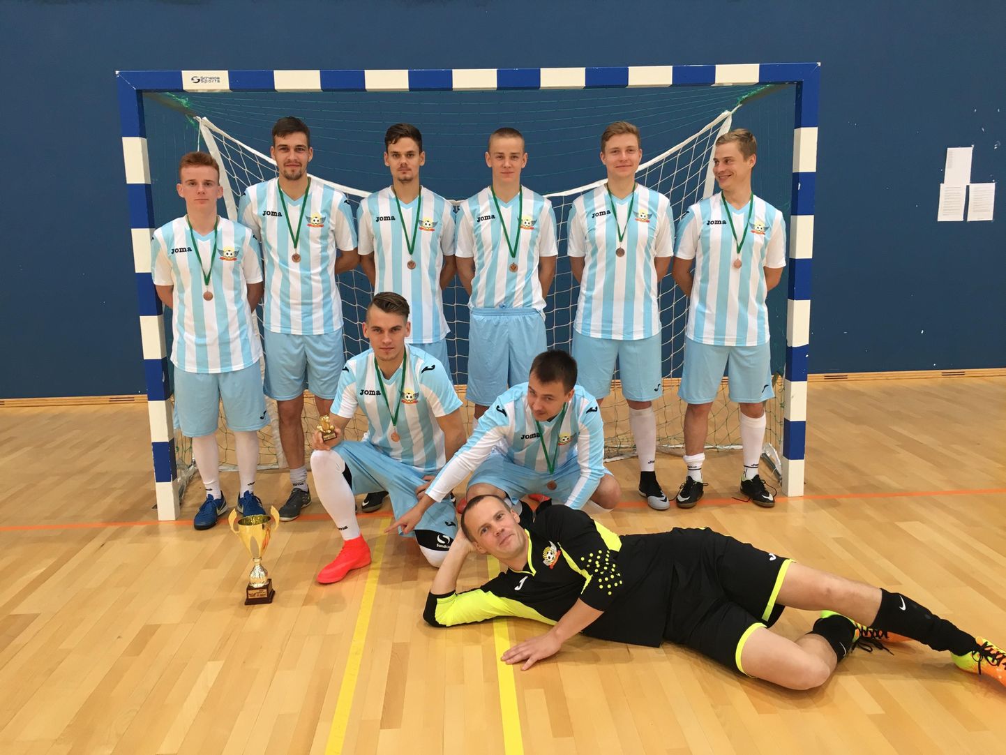 Abjas esimest korda teoks saanud saalijalgpalliturniiri «Mulgi karikas» võitis Tartu JK Maksimumi meeskond, pildil on aga edukaim kohalik meeskond JK Karksi, kes lõpetas turniiri kolmanda kohaga.
