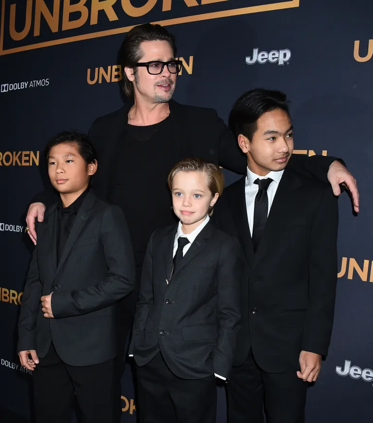 Brad Pitt, Pax Jolie-Pitt, Shiloh Jolie-Pitt ja Maddox Jolie-Pitt (paremal)