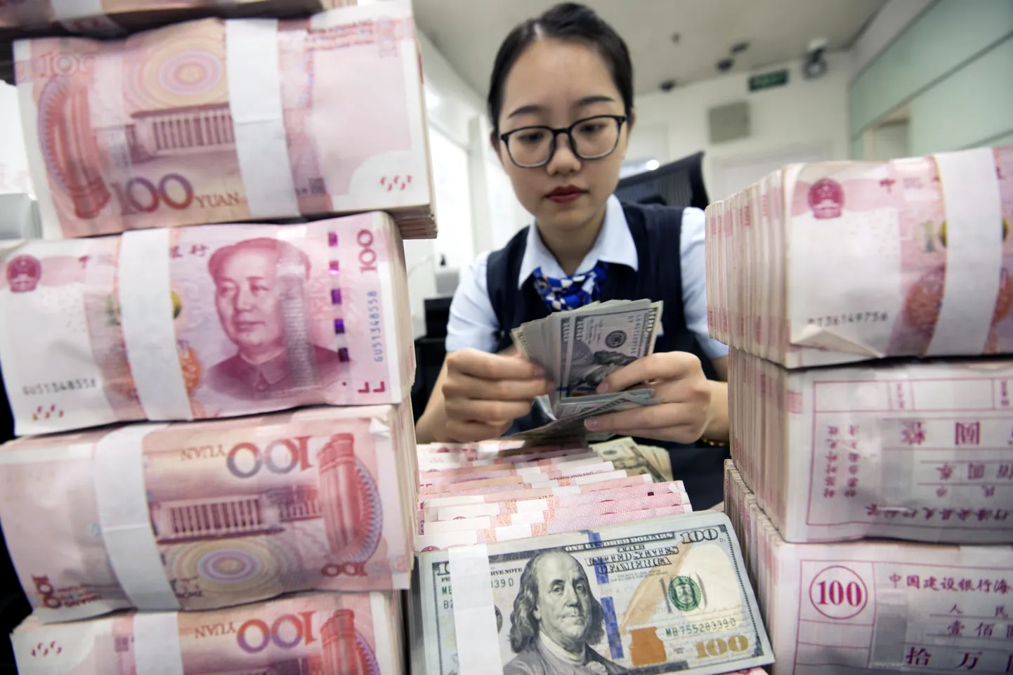 Hiina pangatöötaja raha lugemas