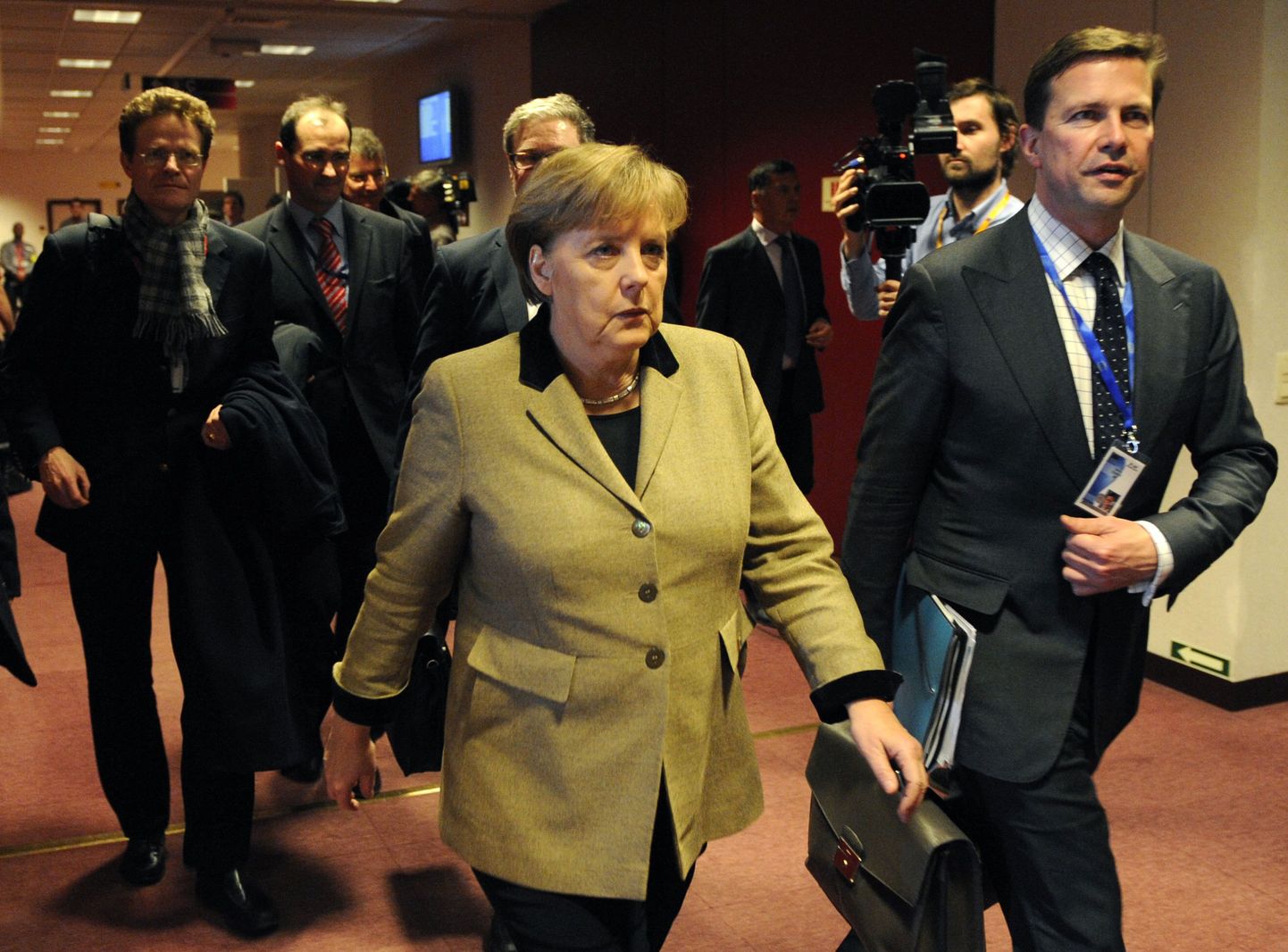 Saksamaa liidukantsler Angela Merkel 30.jaanuaril Ülemkogul pressikonverentsile kiirustamas.