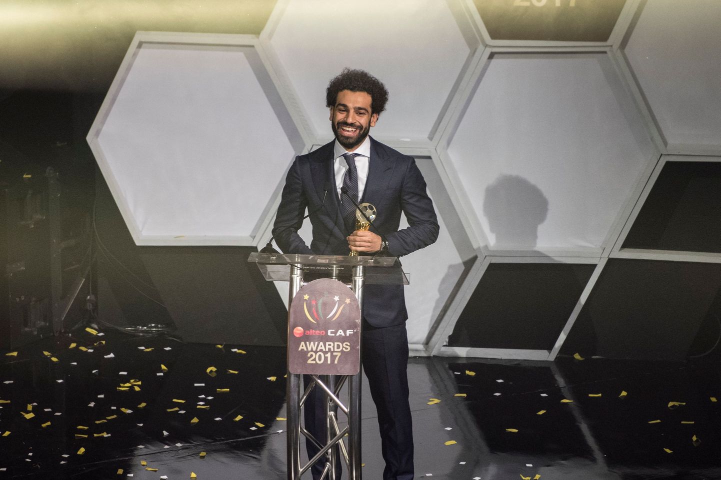 Mohamed Salah auhinda vastu võtmas