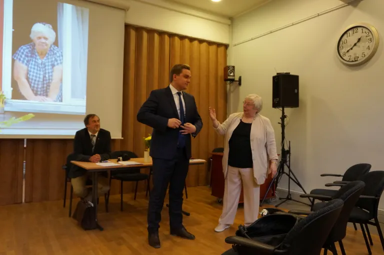 Janika Kronberg, Kristjan Silm ja Marju Laursitin Ene Mihkelsoni Seltsi asutamisel, 12.05.2018.